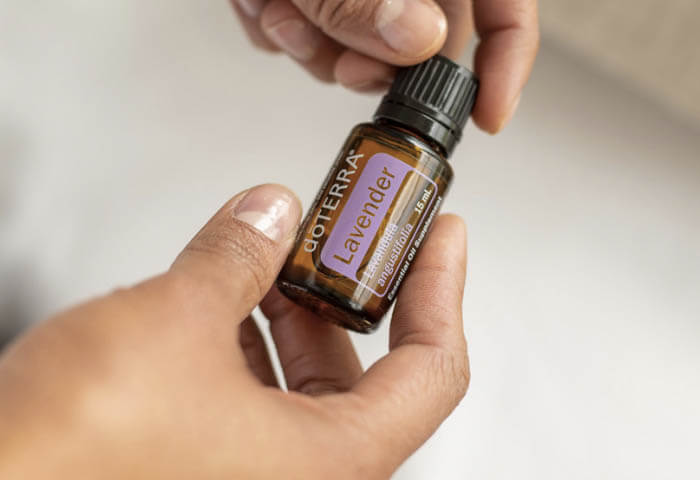 El aceite esencial de lavanda de doTERRA, calma las irritaciones ocasionadas por roces o rasguños. 