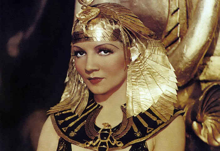 Cleopatra, caracterizada por la actriz Claudette Colbert.